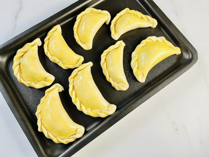 ovo pincelado em empanadas argentinas.