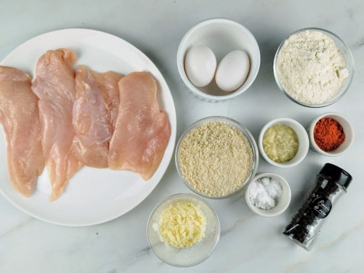Ingredientes para a receita de empanado de frango separados em uma bancada.