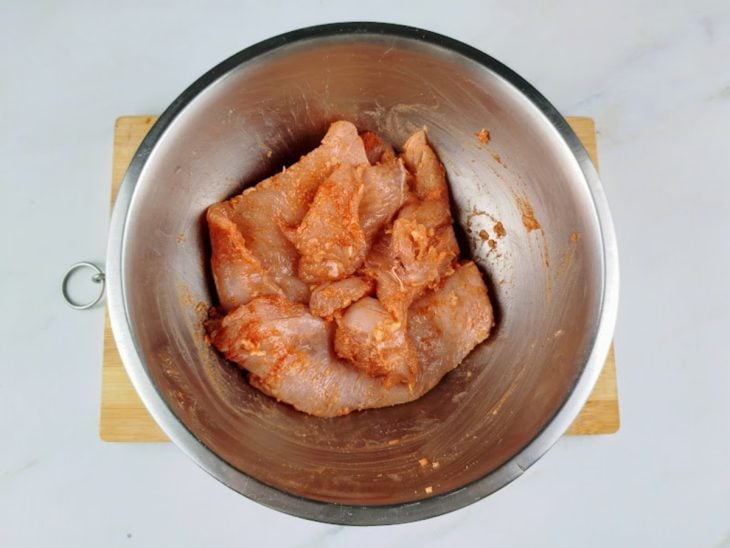 Filés de frango temperados em uma tigela.