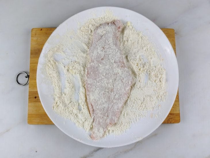 Filé de frango empanado na farinha de trigo.