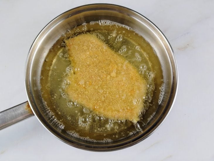 Filé de frango imerso em óleo.