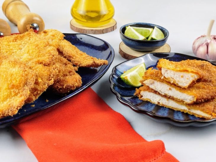 Filés de frango empanados prontos para consumo.