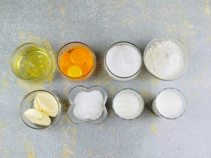 Ingredientes separados na bancada com claras e gemas já divididas.