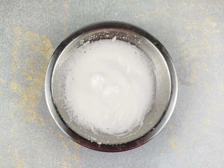 Claras em neve firmes formando picos estáveis dentro da tigela.