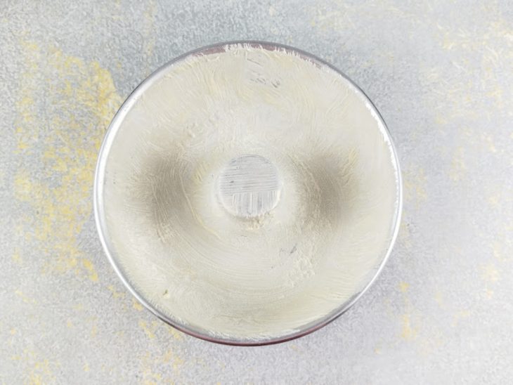 Forma untada e enfarinhada pronta para receber a massa.