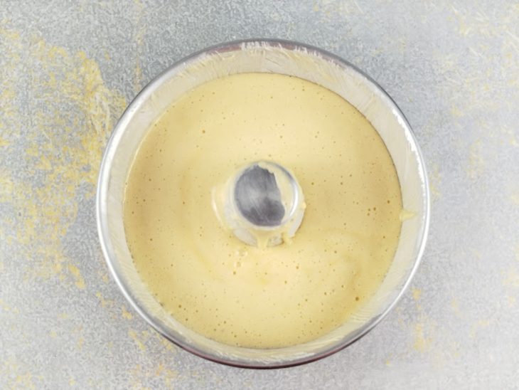 Massa crua nivelada dentro da forma de buraco no meio.