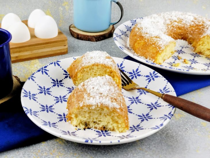 Encharcada de coco servida no prato.