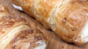 Enroladinho de folhado com creme de confeiteiro