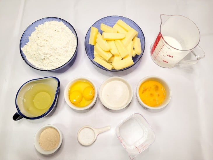 Todos os ingredientes do enroladinho de queijo reunidos.