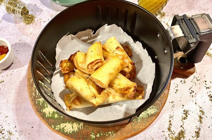 Enroladinho de queijo e presunto na airfryer