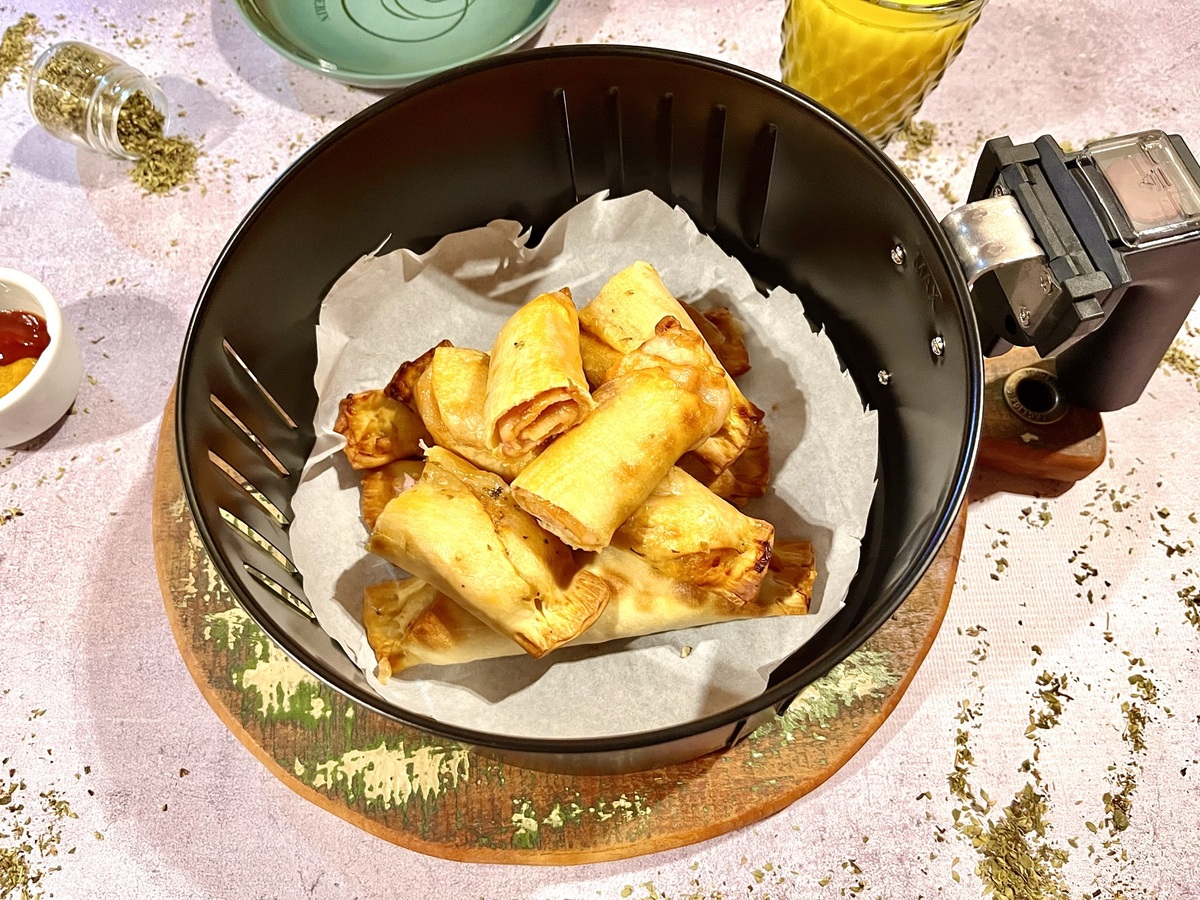 Enroladinho de queijo e presunto na airfryer