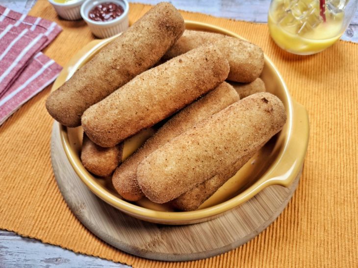 Enroladinho de salsicha fácil e rápido pronto para servir.