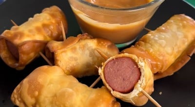 Enroladinho de salsicha no palito
