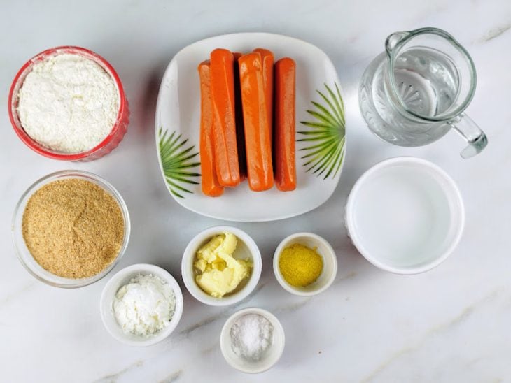Ingredientes para a receita de enroladinho de salsicha separados em uma bancada.