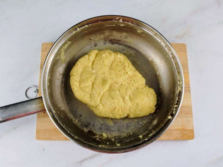 Massa do enroladinho de salsicha simples preparada na panela.