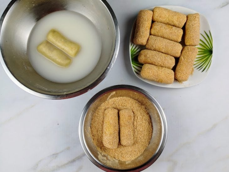Enroladinhos de salsicha empanados.
