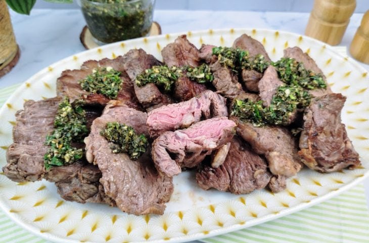 Entrecot ao molho de chimichurri