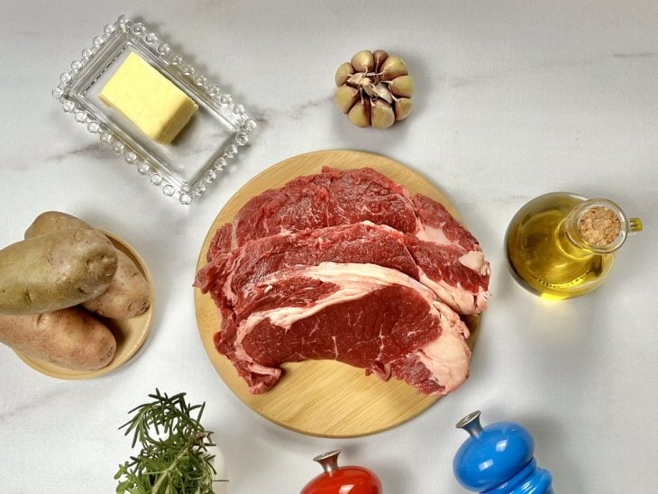 Uma bancada com os ingredientes separados.