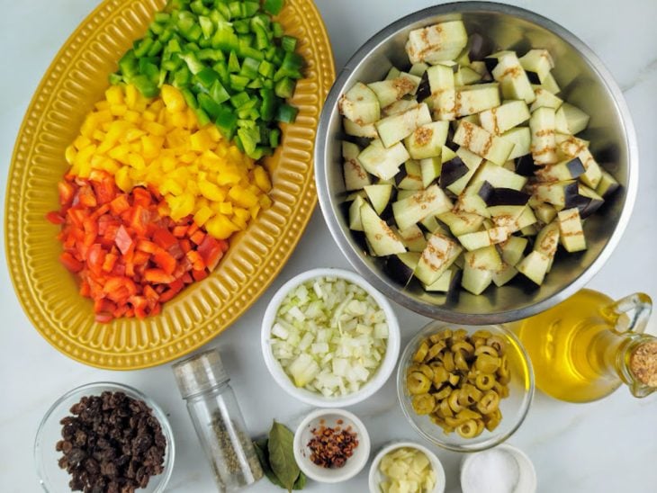Uma bancada com os ingredientes reunidos.