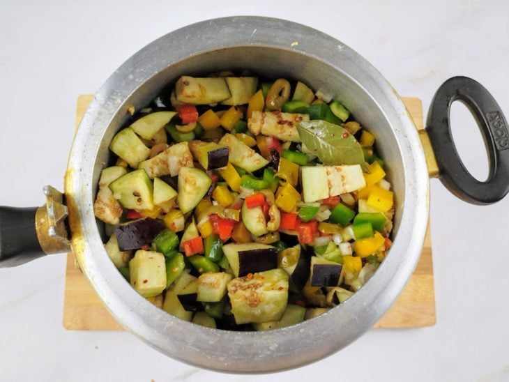 Uma panela de pressão com o escabeche de berinjela.