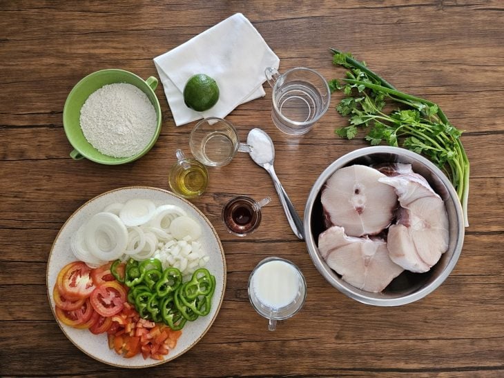 Uma bancada com os ingredientes separados.