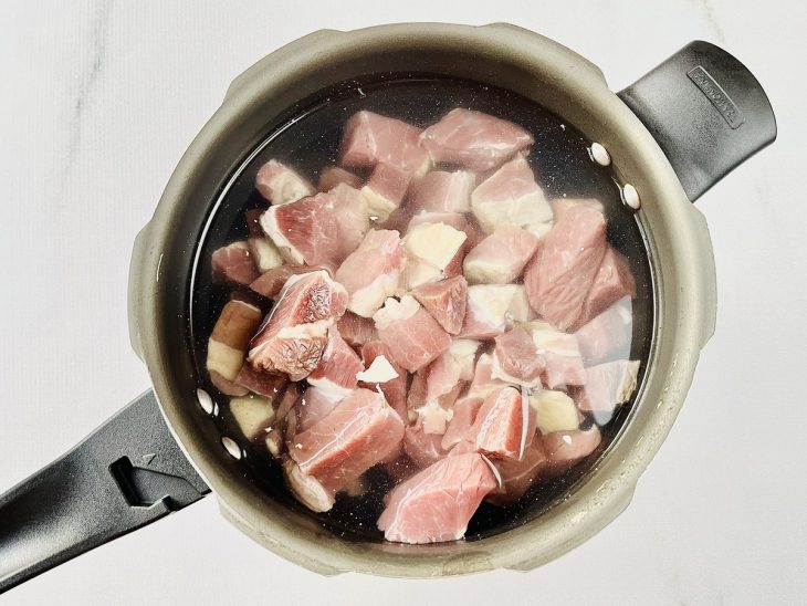 carne seca cozinhando na pressão.