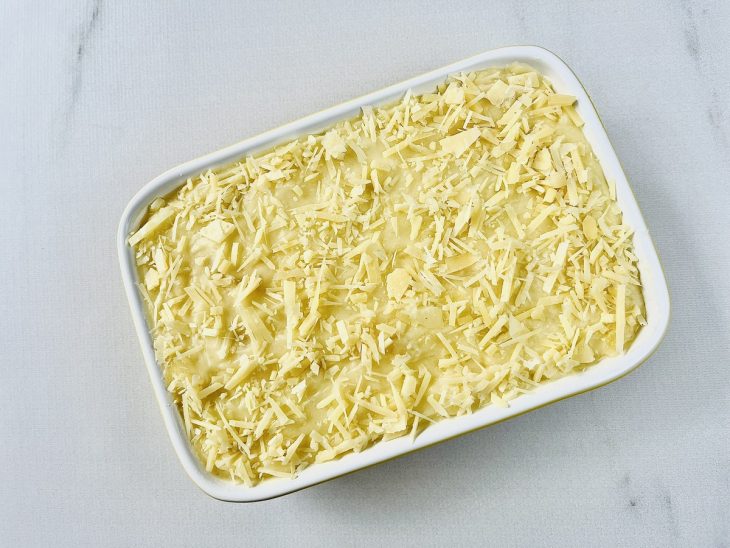 escondidinho montado e finalizado com queijo.