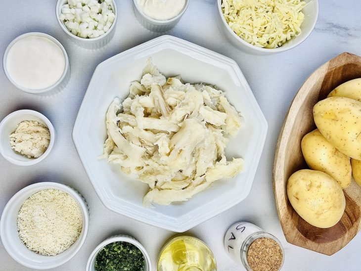 Ingredientes reunidos em uma bancada.