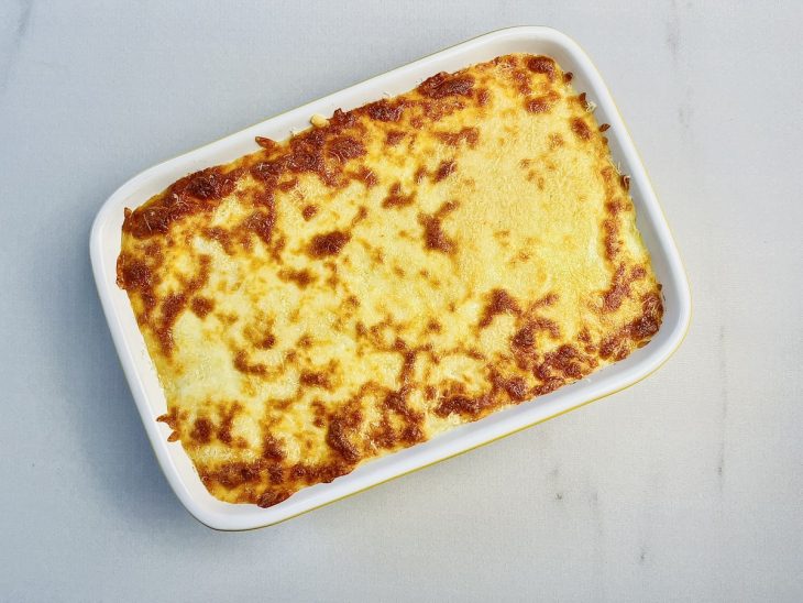 Escondidinho assado em um refratário.
