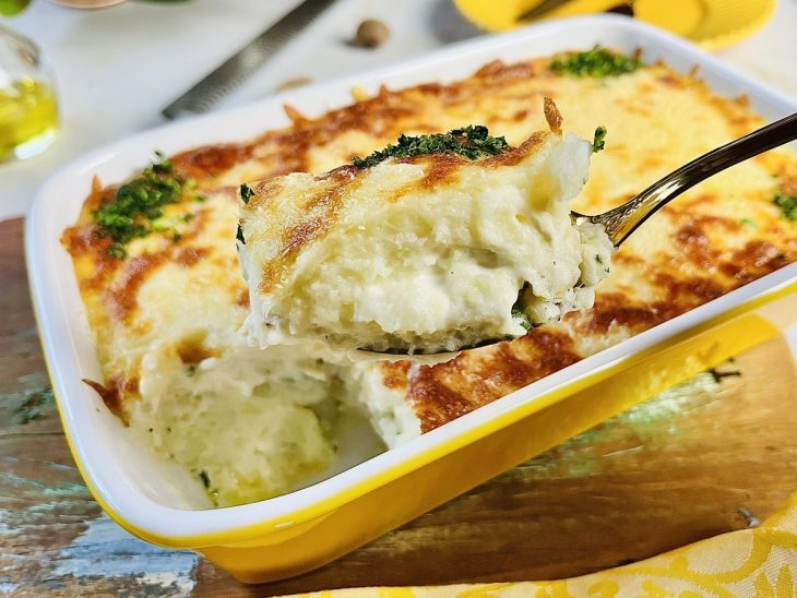 Escondidinho de bacalhau pronto para consumo.