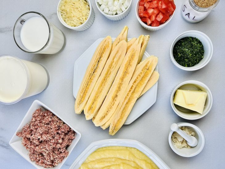 ingredientes para preparo de escondidinho separados e organizados.
