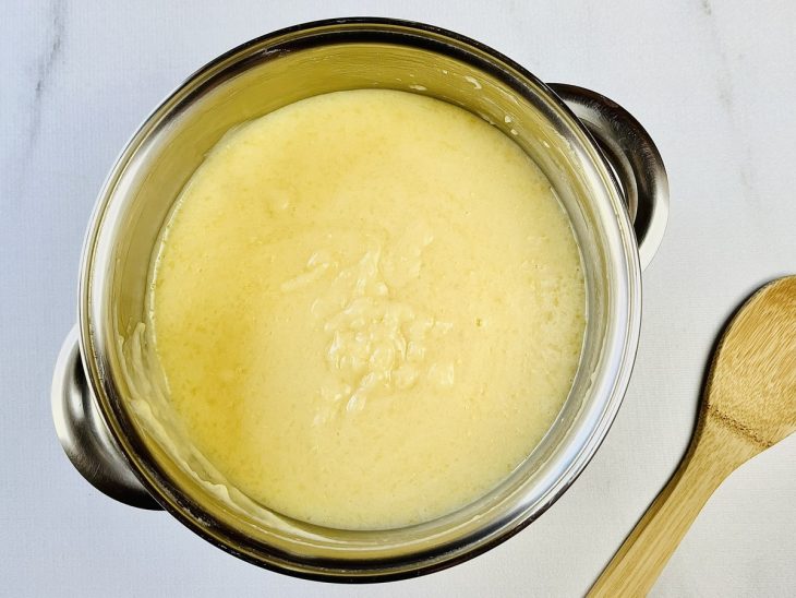 purê de mandioca com leite para preparo de escondidinho.