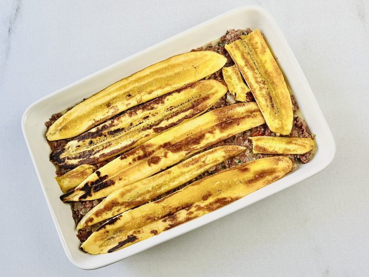 camada de banana da terra na montagem do escondidinho.