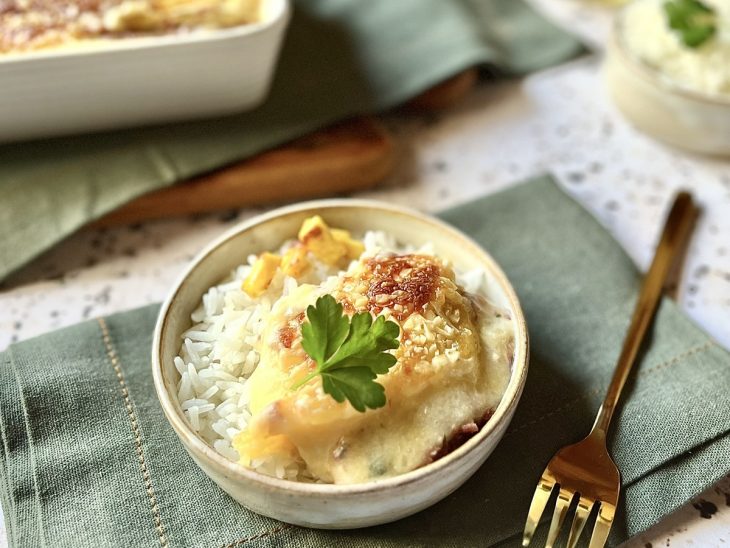 prato com arroz branco e escondidinho montado.