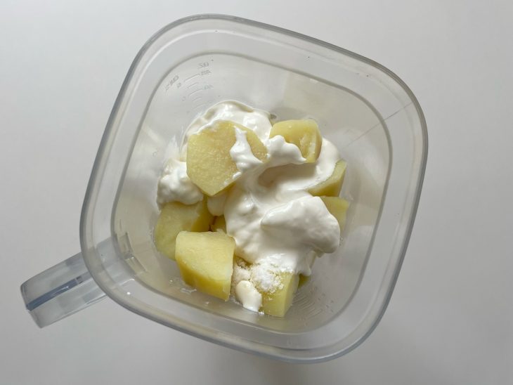Batata e creme de leite sendo batidos no liquidificador.