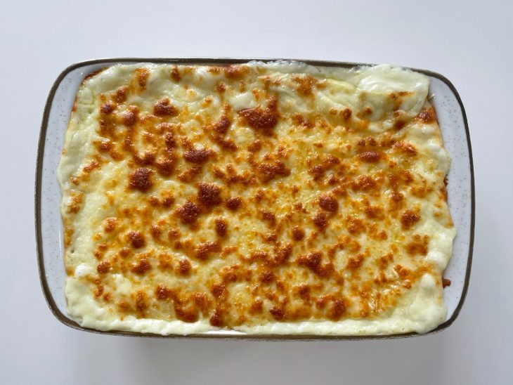 Escondidinho gratinando no forno até formar superfície dourada.