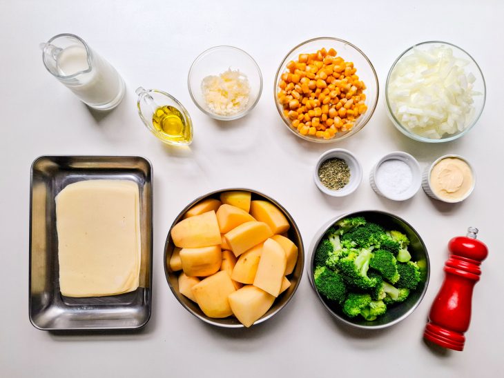 Ingredientes reunidos na bancada.