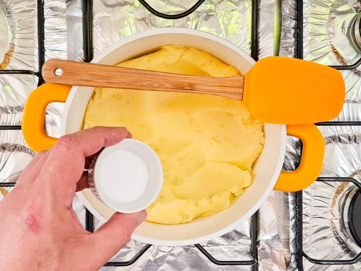 Nas batatas amaçadas, sal e manteiga são adicionados.