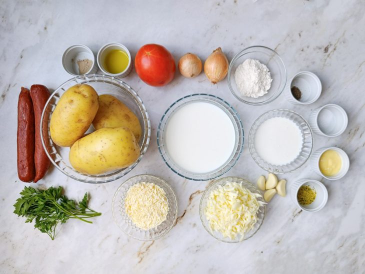 Ingredientes separados na bancada, prontos para o preparo.