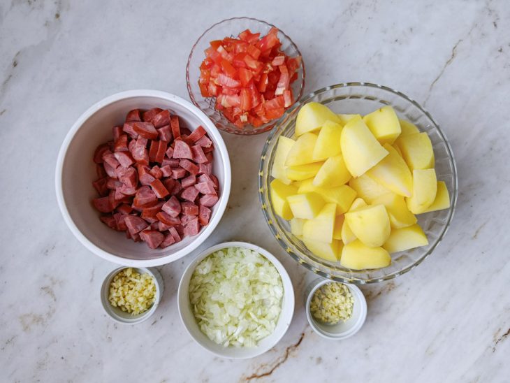 Ingredientes descascados e cortados em cubos médios.