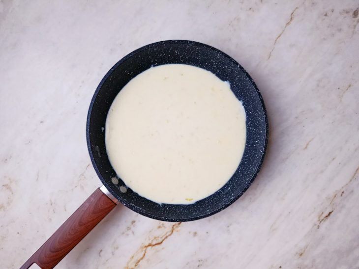 Molho branco na frigideira.