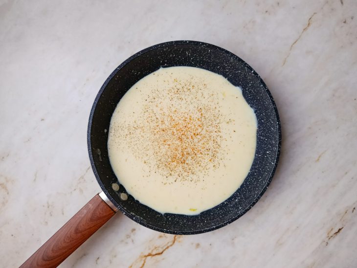 Farinha e leite sendo incorporados ao molho.