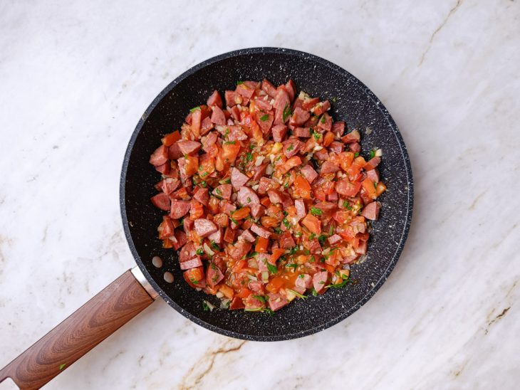 Recheio de calabresa finalizado com tomate e salsinha.