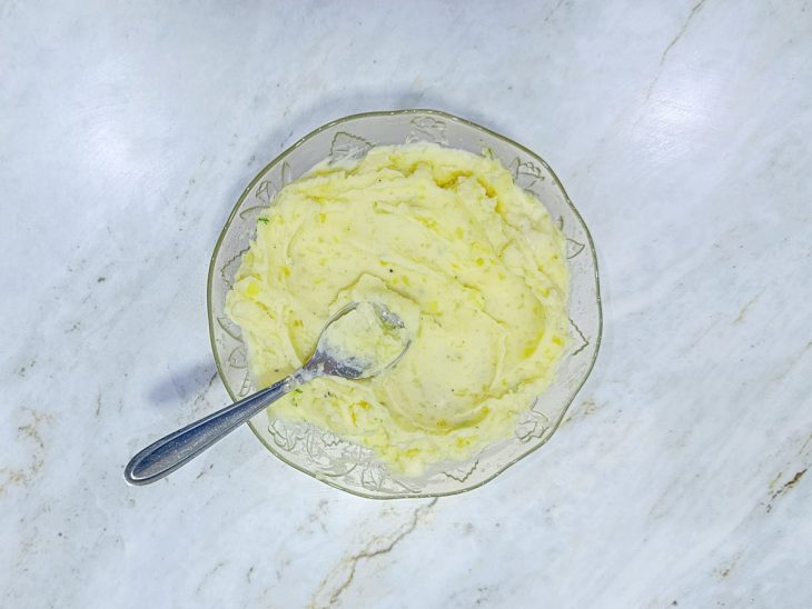 Purê temperado sendo preparado com creme de leite e manteiga.