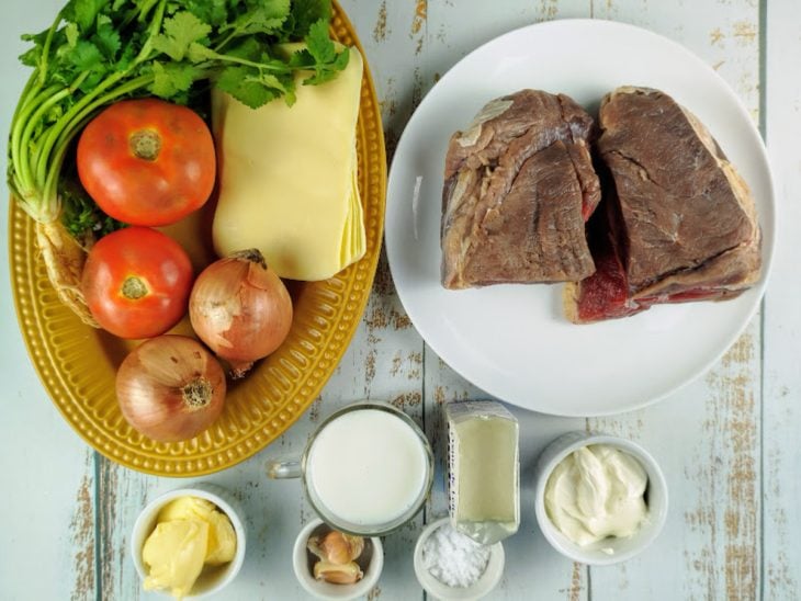 Ingredientes reunidos em uma bancada.