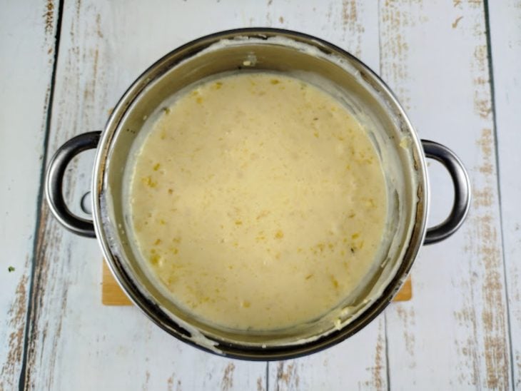 Ingredientes adicionados e incorporados em uma panela.