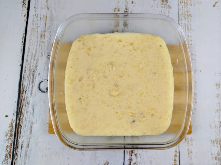 Camada de creme de mandioca feita em um refratário de vidro.