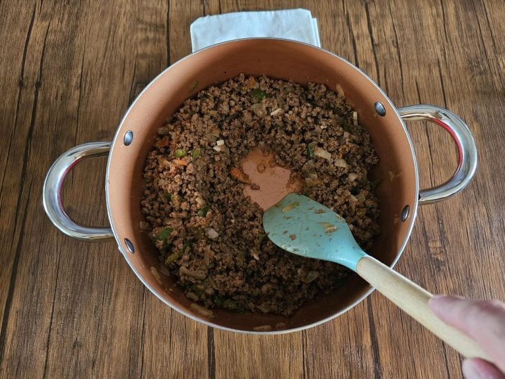 Uma panela contendo carne moída refofada com legumes.