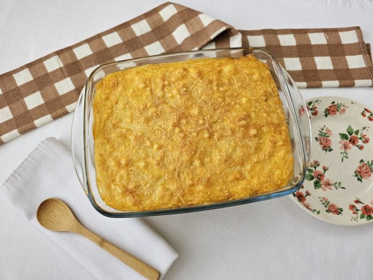 Uma travessa contendo escondidinho de carne moída.