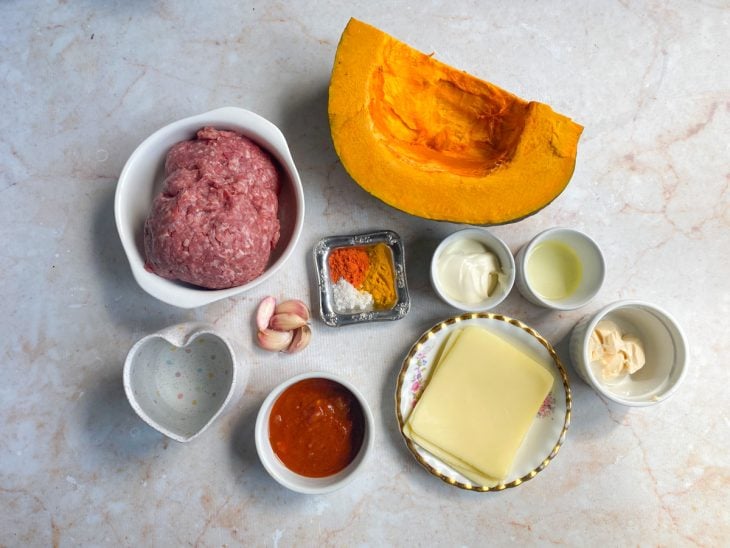 ingredientes reunidos para fazer escondidinho de carne moída com abóbora